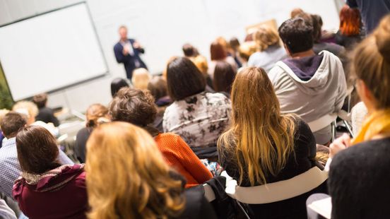 Onderwijsminister: ‘Buitenlandse studenten moeten eerst Nederlands leren’
